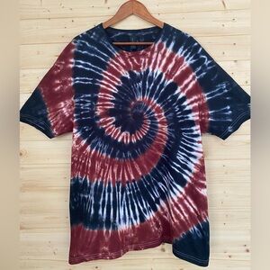 NEW GILDAN Unisex XL SoftStyle T-Shirt Garnet Black Tie Dye Spiral Pattern Retro